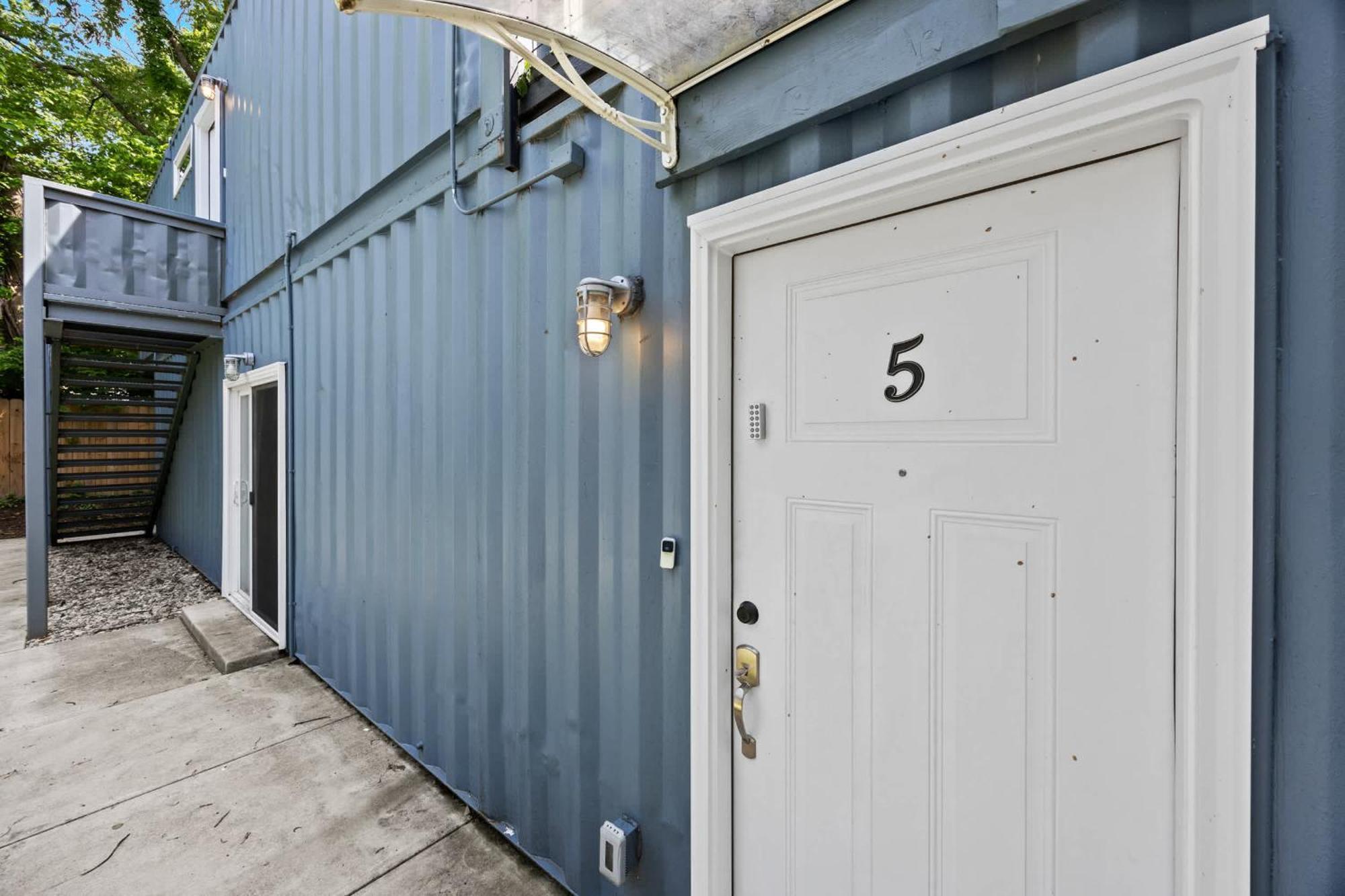 Experience The Unique Re-Nu Shipping Container #5 Lägenhet Louisville Exteriör bild